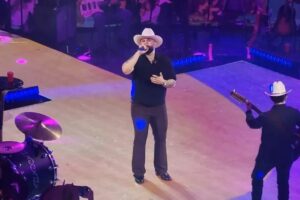 Carín León arma el baile con sus éxitos e invitados en el Domo Care