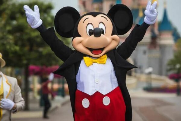 Detienen a cuatro personas tras una falsa boda que involucraba a una niña en Disneyland París