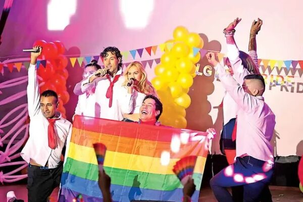 Christian Chávez se une a marcha de la comunidad LGBTQ+ en el Reclusorio Norte