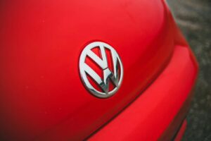Profeco llama a revisión a miles de autos de Volkswagen