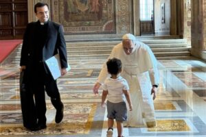 Niño irrumpe audiencia privada del papa León XIV para darle un abrazo