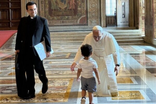 Niño irrumpe audiencia privada del papa León XIV para darle un abrazo