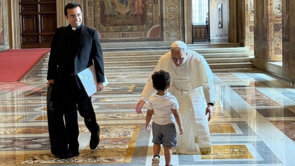 Niño irrumpe audiencia privada del papa León XIV para darle un abrazo