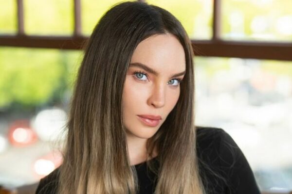 Belinda revela cómo obtuvo los derechos de “Los Aristogatos” de Disney para Heterocromía y lo que pagó por ellos