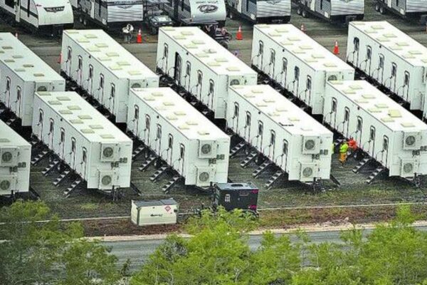 El Pentágono ve viable encerrar a migrantes en dos bases militares