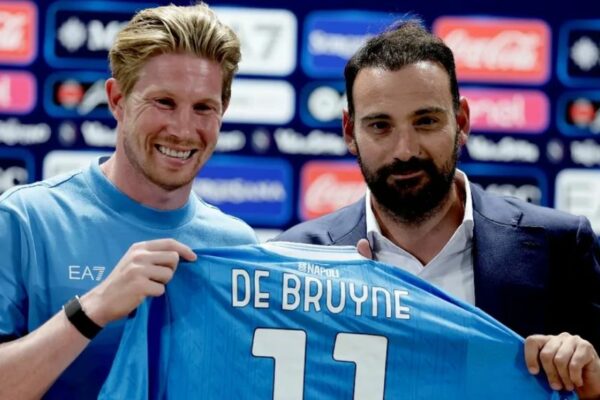 Kevin De Bruyne es presentado con el Napoli y usará nuevo número ante el error de su jersey