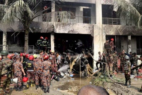 Avión se estrella en escuela y hay 19 muertos