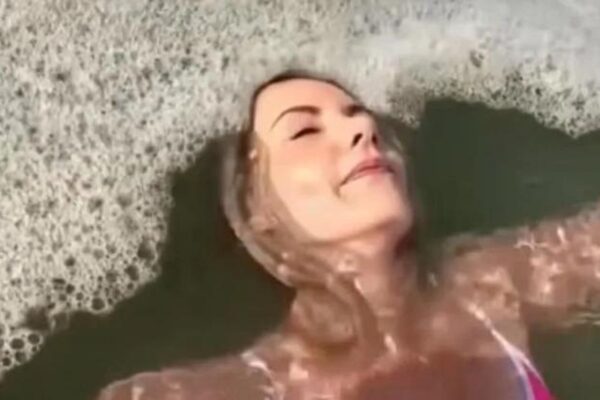 Influencer se grabó nadando presuntamente entre aguas negras