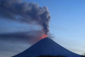 Volcán Kliuchevskói se activa tras terremoto en Rusia