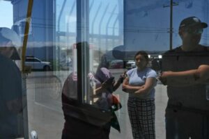 Tribunal de Estados Unidos mantiene orden que impide redadas y detenciones indiscriminadas contra migrantes