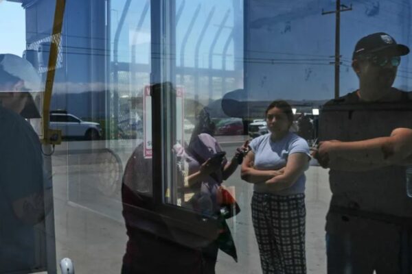Tribunal de Estados Unidos mantiene orden que impide redadas y detenciones indiscriminadas contra migrantes
