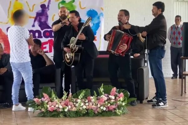 Los Alegres del Barranco tocan “El consejo” para jóvenes en reclusión