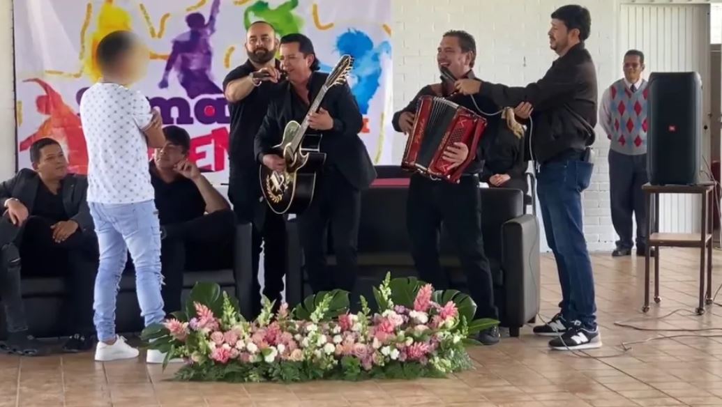 Los Alegres del Barranco tocan “El consejo” para jóvenes en reclusión