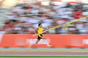 Duplantis sigue volando y rompe récord en Hungría