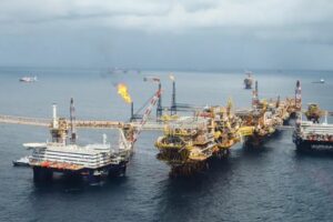 Precio del petróleo cae en antesala de reunión Putin-Trump