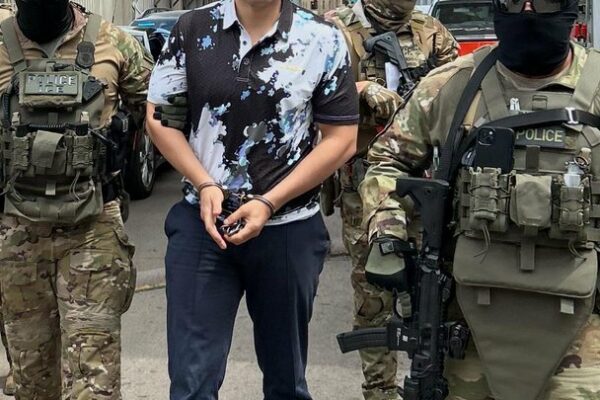 Julio César Chávez Jr. esposado, con pants y tenis rojos: difunden primeras imágenes del boxeador deportado