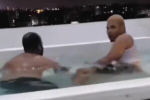 Encuentra a su esposo con en el jacuzzi… con otro nombre