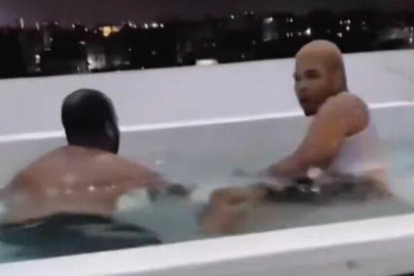 Encuentra a su esposo con en el jacuzzi… con otro nombre