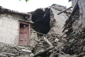 Más de 800 personas pierden la vida en terremoto en Afganistán