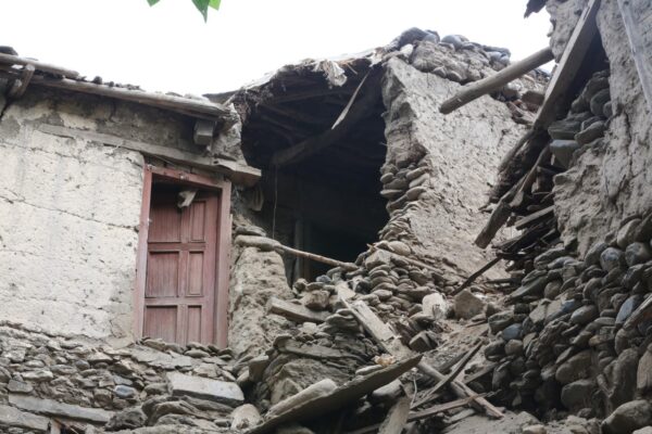Más de 800 personas pierden la vida en terremoto en Afganistán