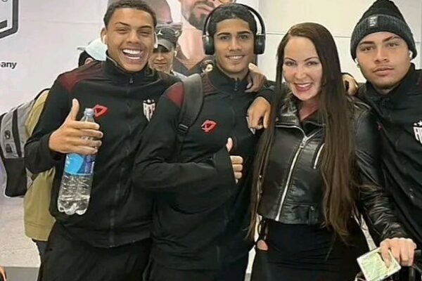 Club brasileño expulsó a seis jugadores canteranos tras foto con actriz de cine para adultos