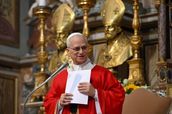 Regalan moto BMW al papa León XIV; será subastada para apoyar a niños en Madagascar