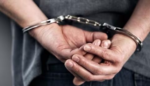 Detienen a vicealmirante presuntamente implicado en huachicol fiscal; cae junto a otras siete personas