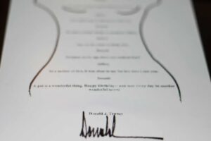 ‍Revelan carta de cumpleaños de Trump a Jeffrey Epstein que incluye comprometedor dibujo de mujer