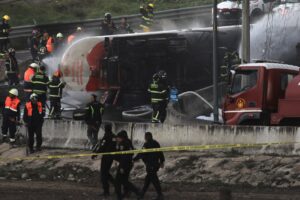 Suman cuatro muertos y 90 heridos por explosión de pipa en el puente de La Concordia