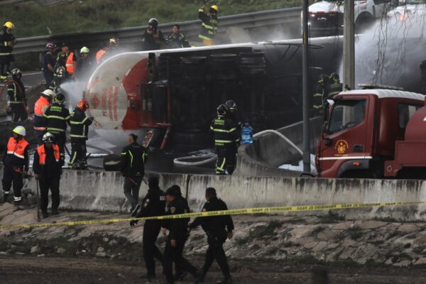 Suman cuatro muertos y 90 heridos por explosión de pipa en el puente de La Concordia
