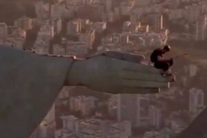 Hombre escala el Cristo Redentor y salta desde su mano