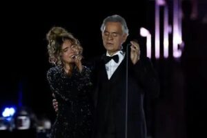 Karol G canta junto a Andrea Bocelli en el primer concierto pop en El Vaticano
