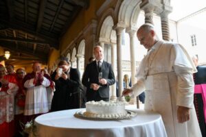 El papa León XIV celebra su cumpleaños 70 rodeado de miles de fieles en San Pedro