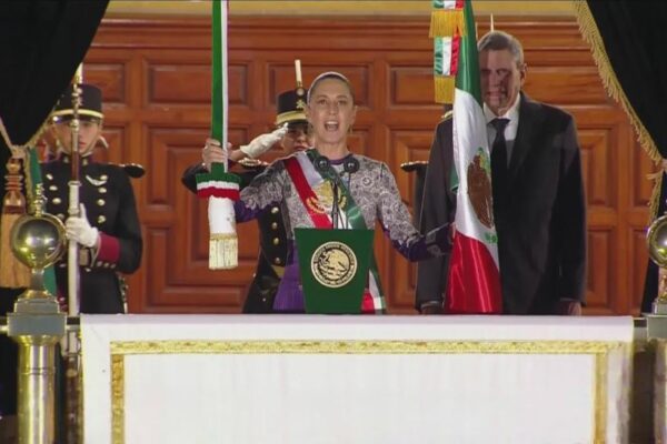 Claudia Sheinbaum encabeza primer grito de una mujer desde Palacio Nacional con vivas a la dignidad y soberanía