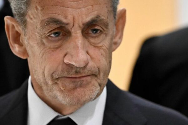 Condenan a 5 años de prisión al expresidente francés Nicolás Sarkozy