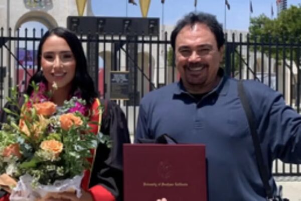 Hugo Sánchez presenta a su hija como ‘la estrella de la noche’ tras graduarse como neurocientífica