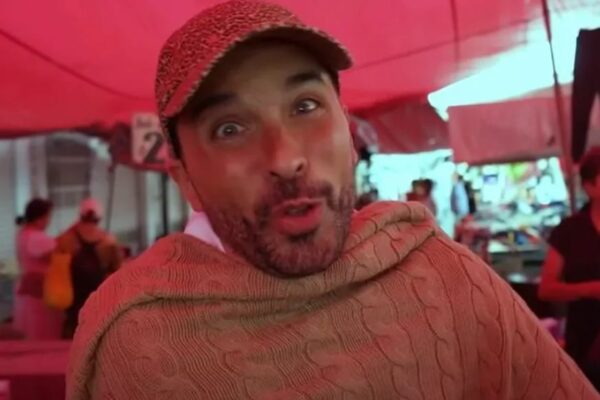 Captan a Apio Quijano, exparticipante de ‘La Casa de los Famosos’, doblando ropa en la ‘paca’ de un tianguis