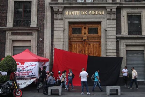 Estalla huelga en Nacional Monte de Piedad