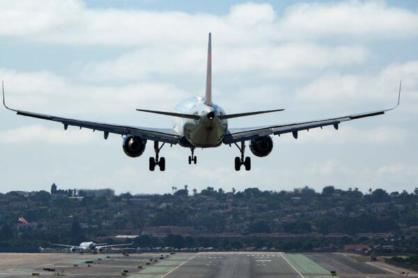 Aviones chocan en aeropuerto LaGuardia de Nueva York; no hay heridos