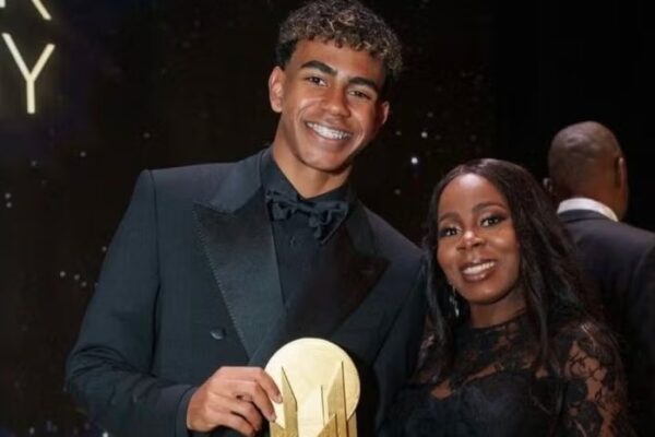 Madre de Lamine Yamal causa polémica al vender entradas para cenar con ella