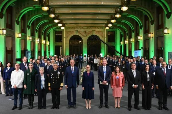 Claudia Sheinbaum se reúne con empresarios y miembros del Foro Económico Mundial
