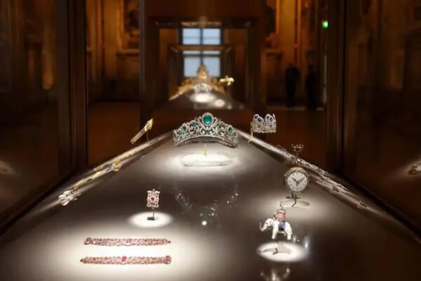 Hallan dañada la corona de Eugenia tras el espectacular robo en el Louvre