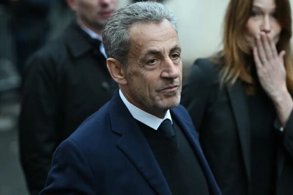 El expresidente Sarkozy entra en la cárcel para cumplir su condena de cinco años
