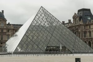‘Robo del siglo’ en museo de Louvre: Joyas valen 88 millones de euros… pero ‘no se pueden revender’