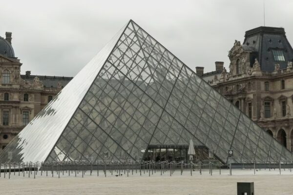 ‘Robo del siglo’ en museo de Louvre: Joyas valen 88 millones de euros… pero ‘no se pueden revender’