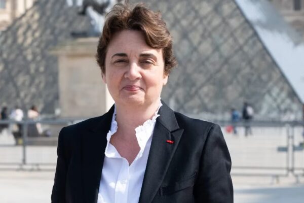 Directora del Louvre admite fallas de seguridad tras robo de joyas y ofrece su renuncia