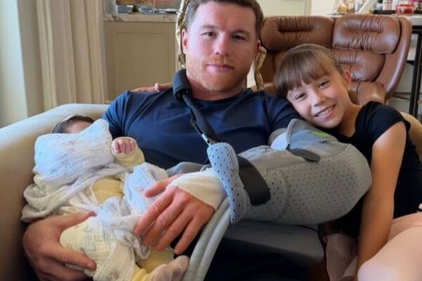 Canelo Álvarez publica inédita foto con sus hijas tras su cirugía de codo