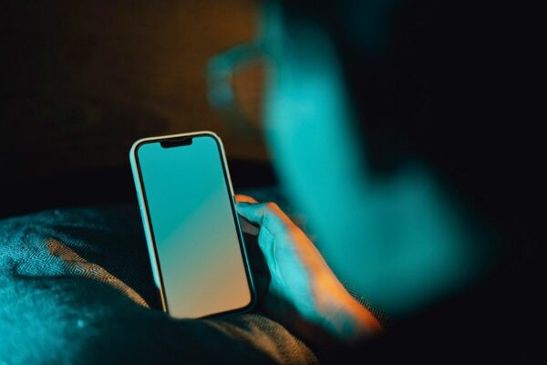 Niño de 13 años dispara en la cara a su mamá por quitarle el celular