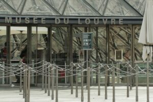 Uno de los detenidos no fue consciente de la gravedad del robo al Louvre, dice abogada