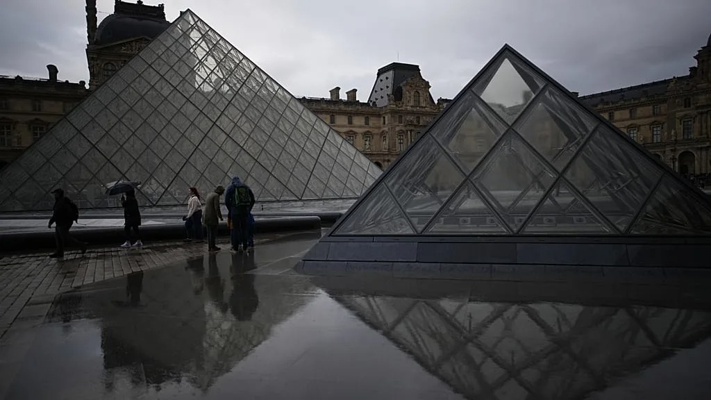 Detenidos a 5 nuevos sospechosos por el robo en el Louvre